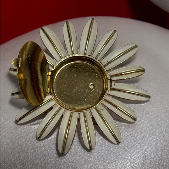 🛍️3 for $25🛍️ Avon Gold Tone White Enamel Floral Perfume Brooch 2-5/8” - Picture 3 of 8